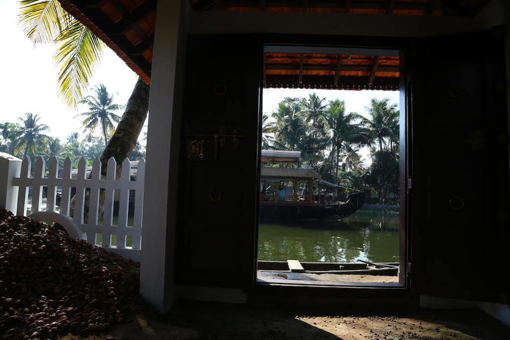 Bamboo Lagoon Backwater Front Resort Alappuzha Bagian luar foto