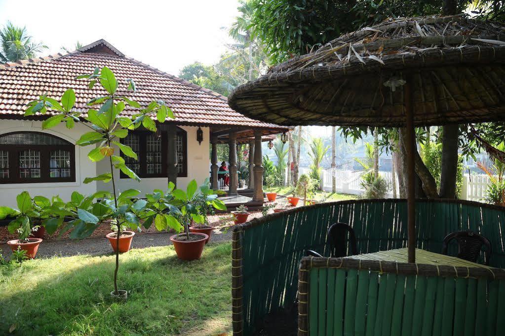 Bamboo Lagoon Backwater Front Resort Alappuzha Bagian luar foto